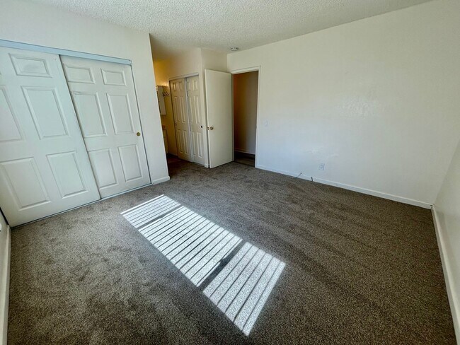 Building Photo - Beautiful Home in Great Neighborhood! Avai...