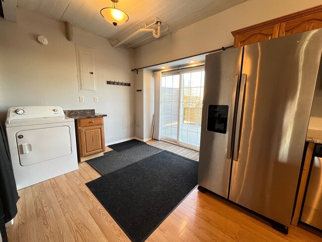 Building Photo - Industrial Style 3 Bedroom Home AVAILABLE JUNE!!!