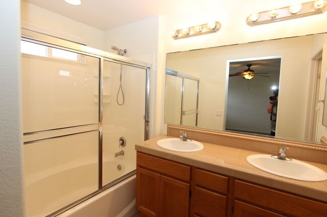 Building Photo - Beautiful 3 Bedroom 2.5 bathroom townhome ...