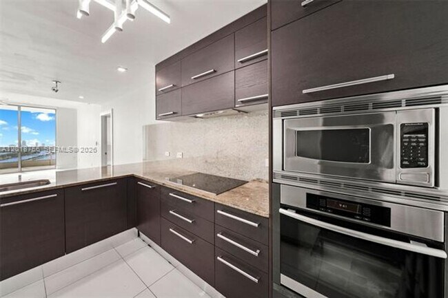 Building Photo - 900 Biscayne Blvd