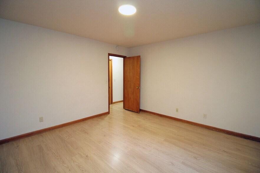 Building Photo - 3200-3236 SW Marigold St