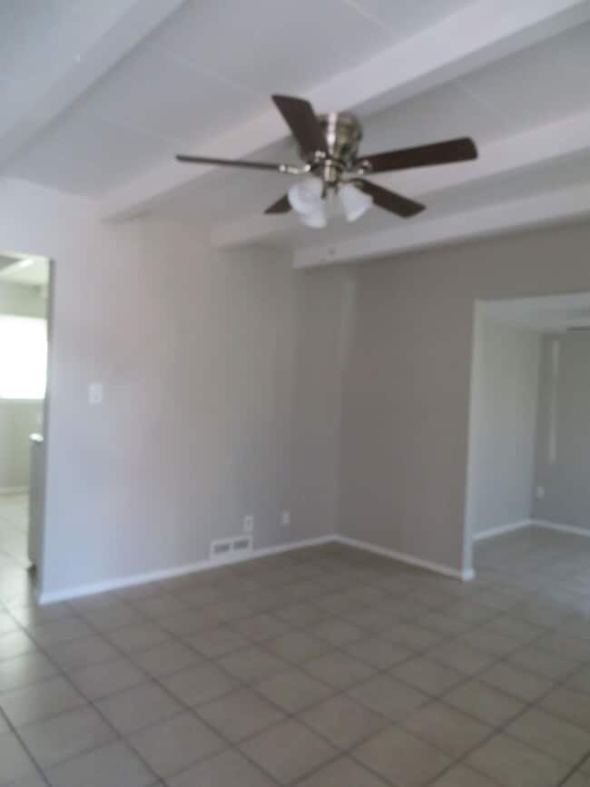 Building Photo - CLEAN 4 BEDROOM, ONE BATH HOME FOR RENT