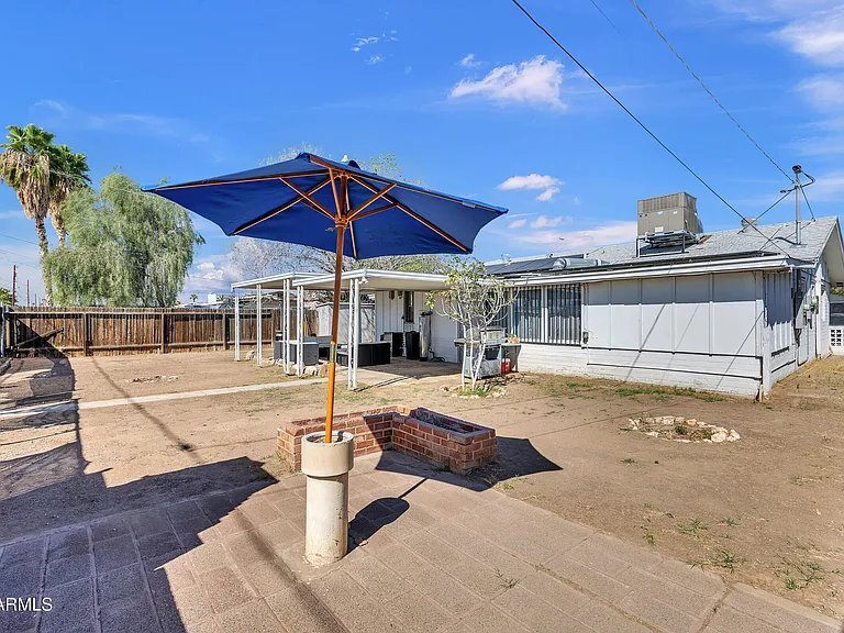 Building Photo - 2801 W Glenrosa Ave