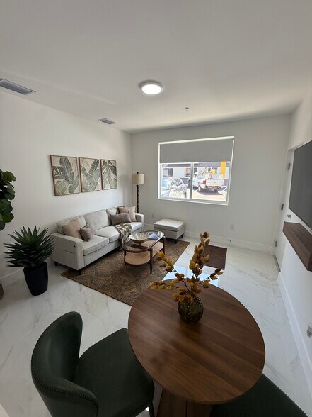 Building Photo - 972 E 28th St