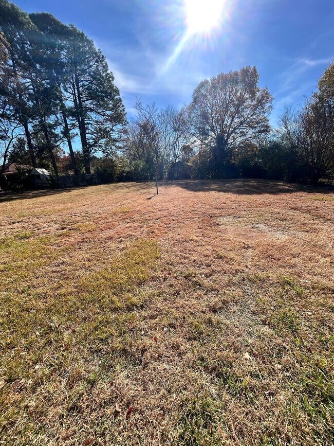 Building Photo - 3 Bedrooms off Mt. Gallant!!
