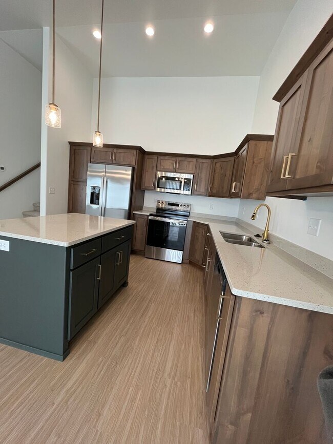 Building Photo - 3 Bed 3 Bath TownHome