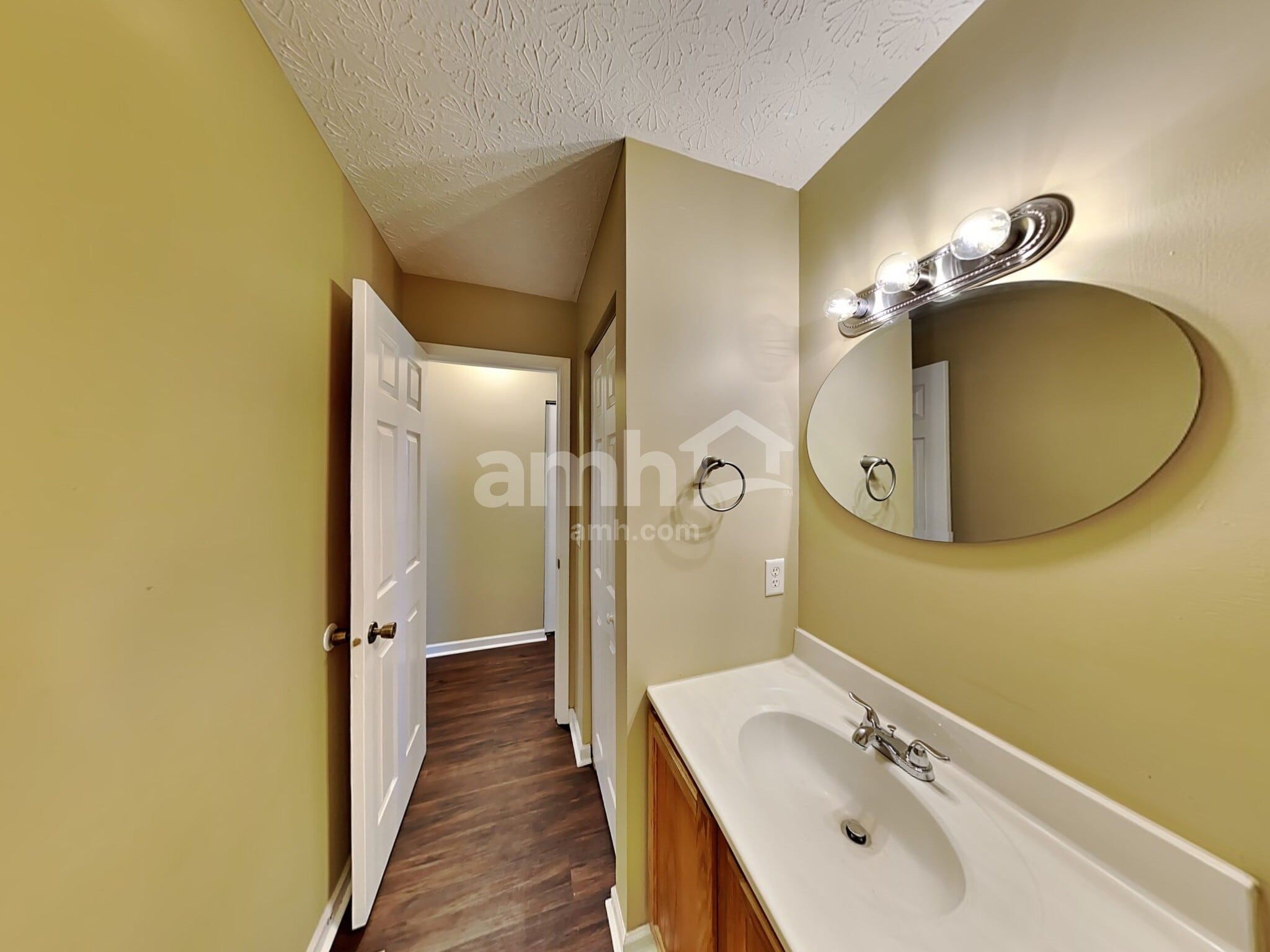 Building Photo - 372 Thompson St