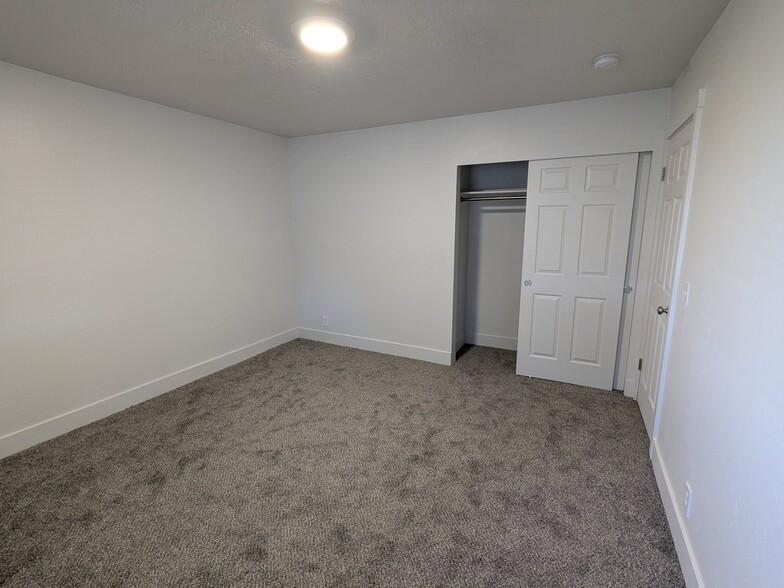 Building Photo - 1760 N 400 E