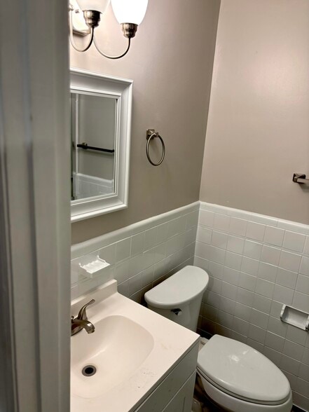 Building Photo - 21 W 21st St