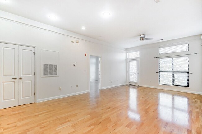 Building Photo - (Coming Soon) 1 Bedroom South End Condo!
