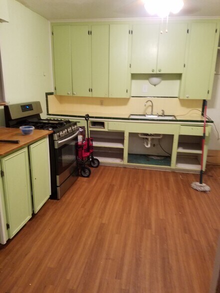 Building Photo - 121 Seaman Dr