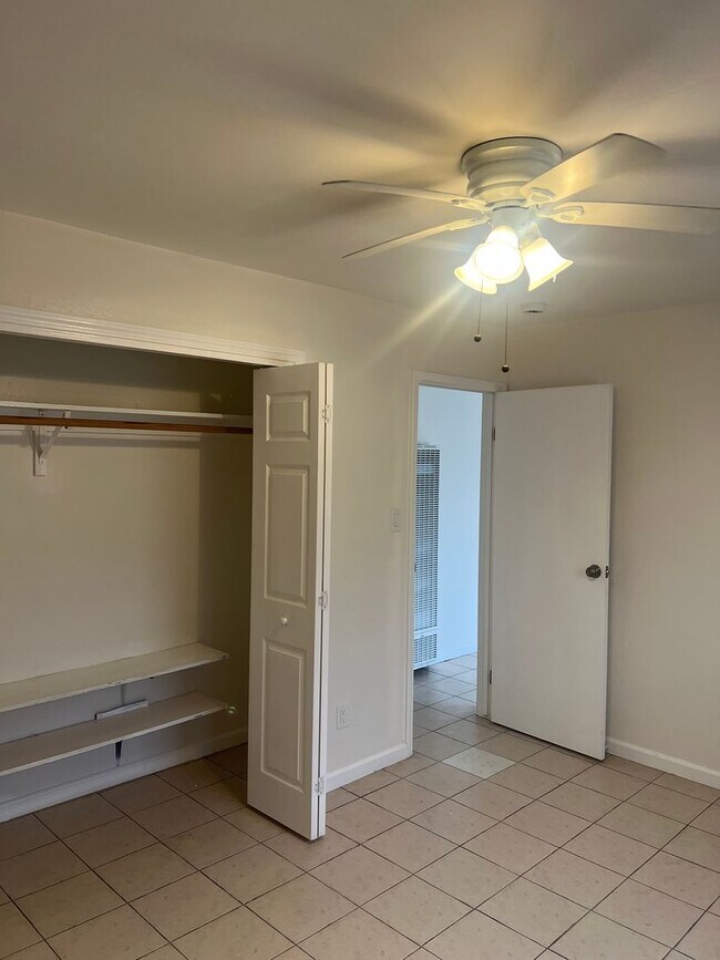 Building Photo - ADORABLE 2 BED DUPLEX WITH NEWER KITCHEN!!