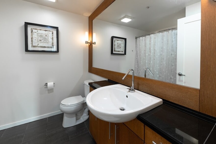 spacious bath - 2721 1st Ave