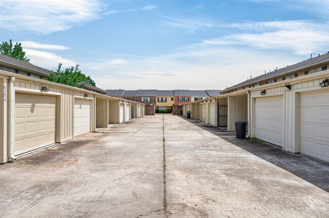 Building Photo - 2109 Lander Ln