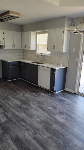 Building Photo - 916 NE Bristol Dr