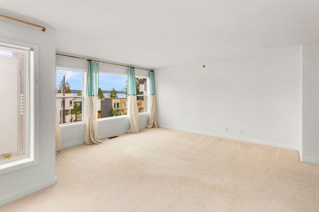Building Photo - 3 bedroom townhome in perfect location in ...