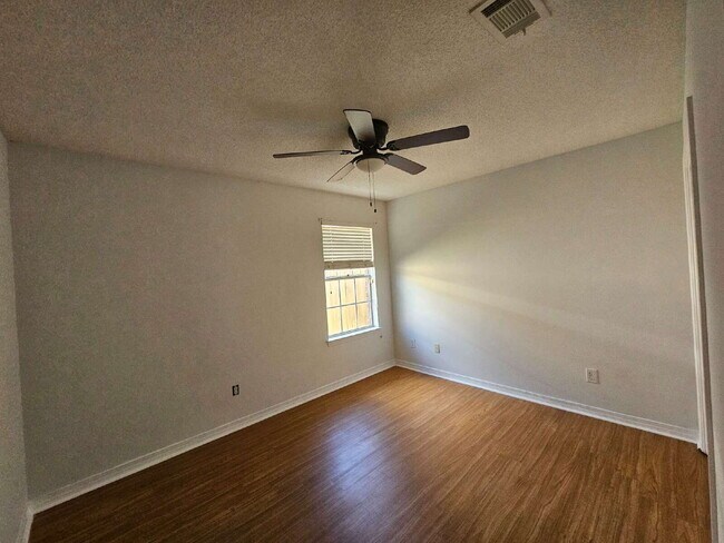 Building Photo - "Charming 3-Bedroom Gem with 2 Baths and 1,715 Sq Ft in Pensacola's Serene Airway Oaks"