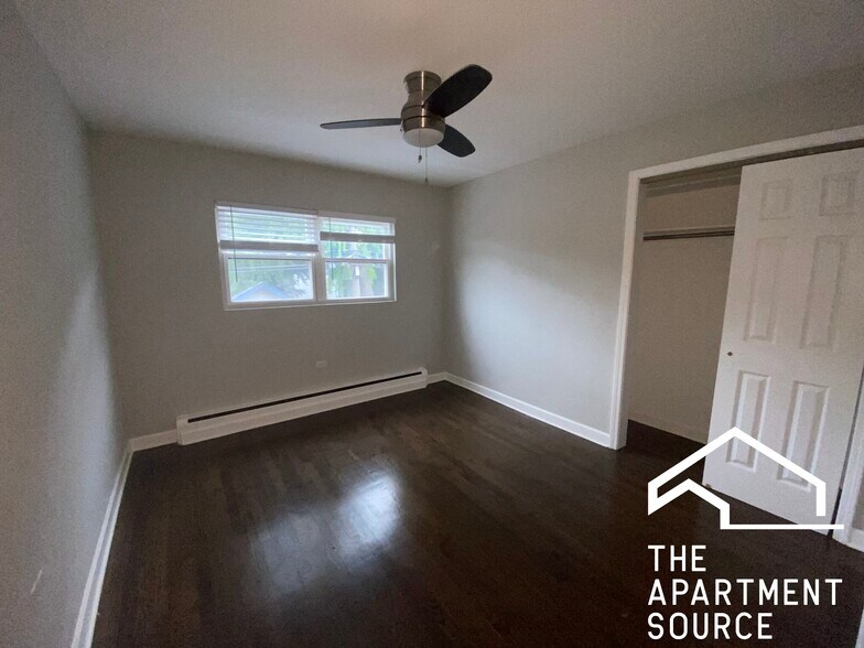 Building Photo - 1321 W Sherwin Ave