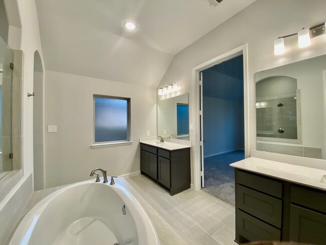 Building Photo - 9411 Trestle Creek Ct