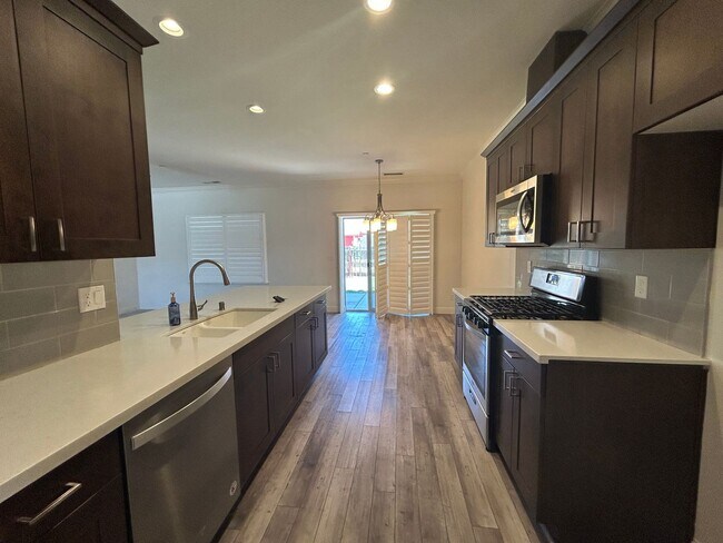 Building Photo - Don't miss out newer 4 bedroom 2 bath in K...