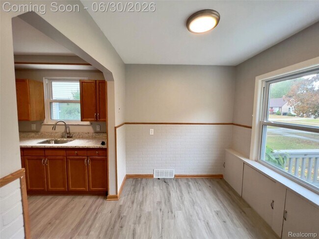 Building Photo - 318 Devillen Ave