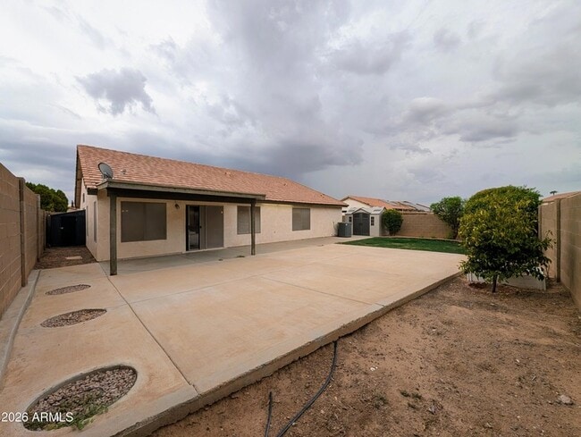 Building Photo - 15748 W Paradise Ln