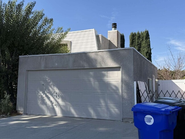 Building Photo - Modern & Stylish Private Garage Studio