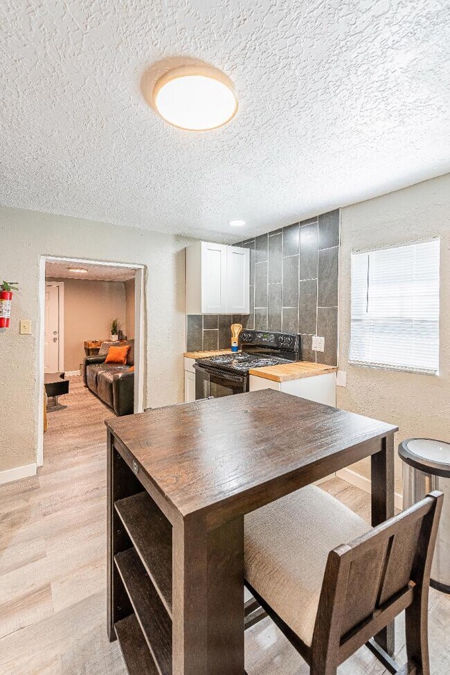 Building Photo - 704 Pacific Ave SW