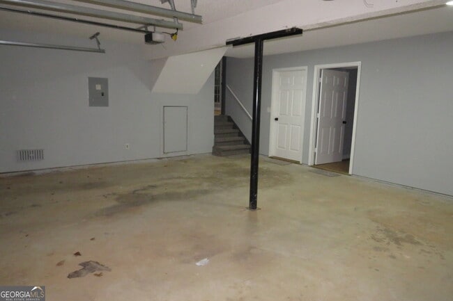 Building Photo - 2060 Bedford Ct