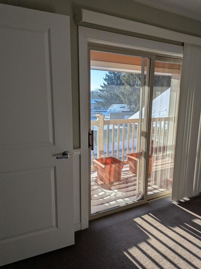 Building Photo - Bright and Spacious Condo for Rent in Downtown Verona