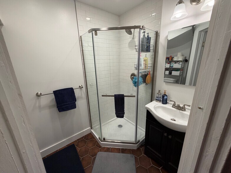 Building Photo - 429 Main St