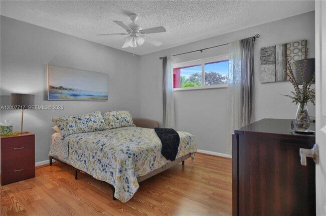 Building Photo - 8941 S Hollybrook Blvd