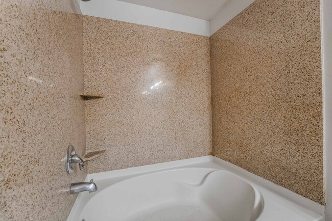 Building Photo - Beautiful Condo with Spacious Layout!