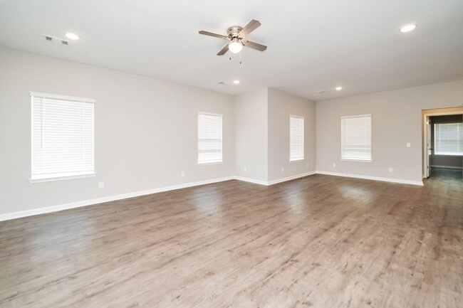 Building Photo - Welcome Home! Stylish 3BR/2BA with All the...