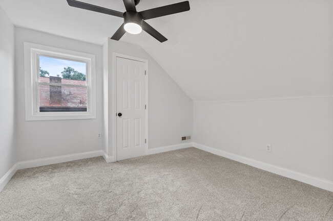 Building Photo - 392 Calderwood Ave