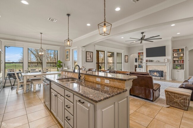 Building Photo - Beautiful 4 bedroom/4 Bathroom Home with a Peaceful Backyard