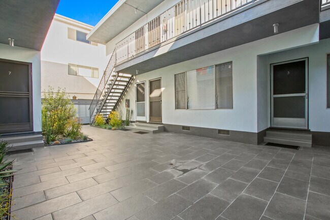 Building Photo - 519 Hill St in Santa Monica!  Steps to Main St and the beach!