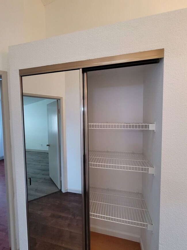 Building Photo - Charming 3-bedroom, 2.5-bathroom house with solar!