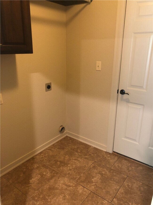 Building Photo - 3690 W Mountain View Dr