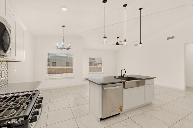 Building Photo - 968 Gulf Streams Ave
