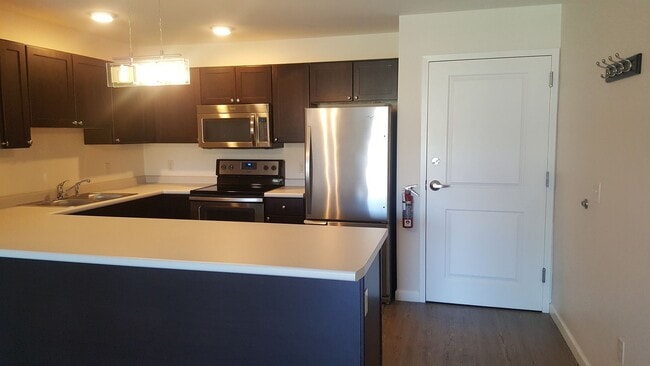 Building Photo - 3rd Floor One Bedroom Apartment with Abund...