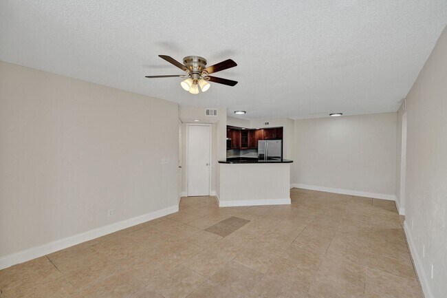 Building Photo - Remodeled 2 Bedroom / 2 Bathroom Condo with Lake View – Great Location