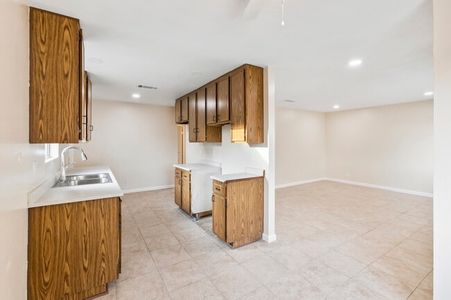 Building Photo - 1992 W Oakland Ave