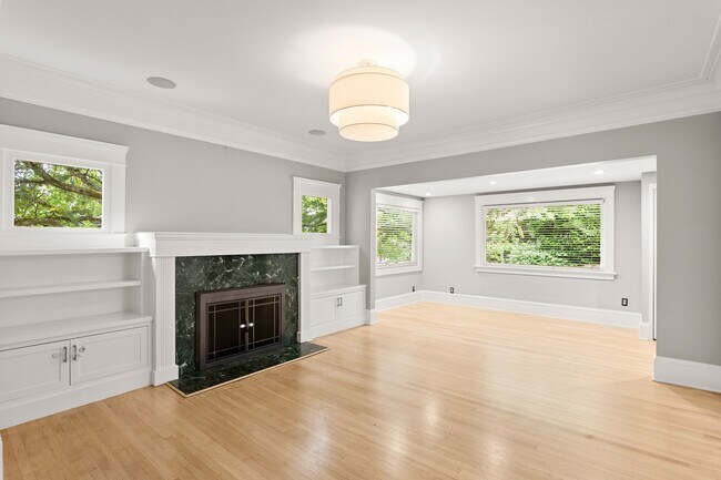 Building Photo - Stunning Portland Heights Craftsman for Re...