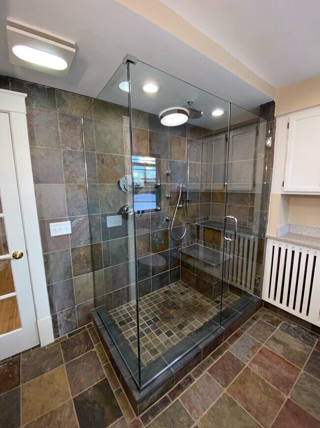 Building Photo - *Beautifully remodeled Historic 2 bed plus den Penthouse In Desirable Lowry Hill - Near Chain Of ...