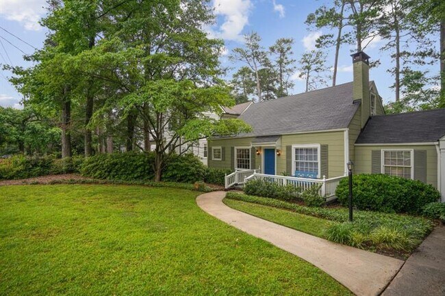 Building Photo - 615 Sycamore Dr