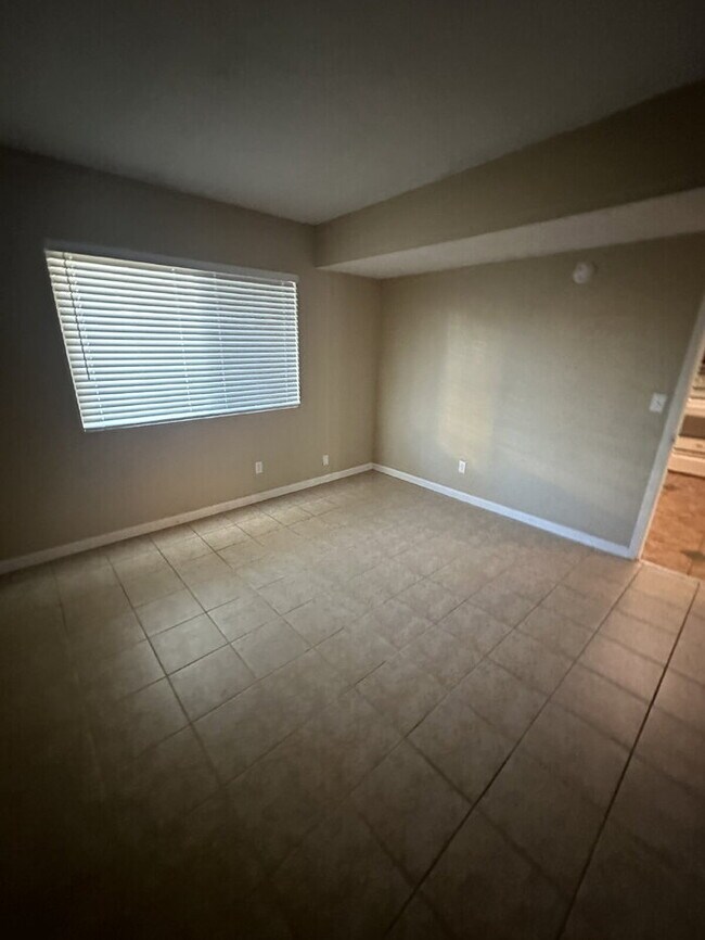 Building Photo - Townhome in non-age restricted area of Green Valley