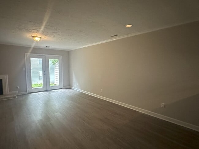Building Photo - For Rent! Updated Townhome