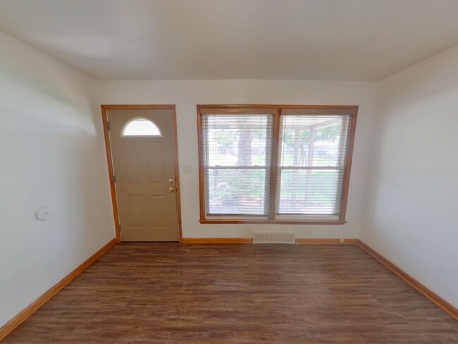 Building Photo - 3541 S Southwood Dr
