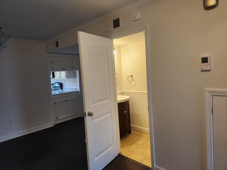 Building Photo - 434 Longwood Ct